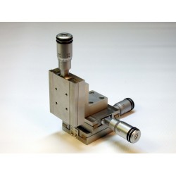MDE259A-M - Three-Axis XYZ Micropositioner Stage with Micrometers MDE259A-M - Three-Axis XYZ Micropositioner Stage with Micrometers